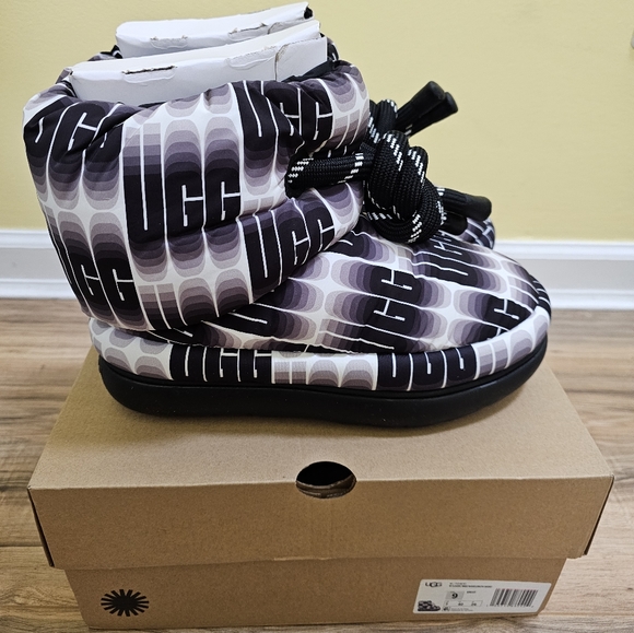 UGG Shoes - UGG Classic Maxi Wavelength Short, black/white, size US 9